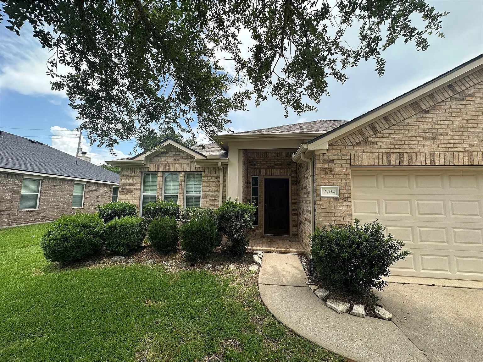 3 bed, 2.0 bath, 1854 sqft, $2,400 — Photo 2