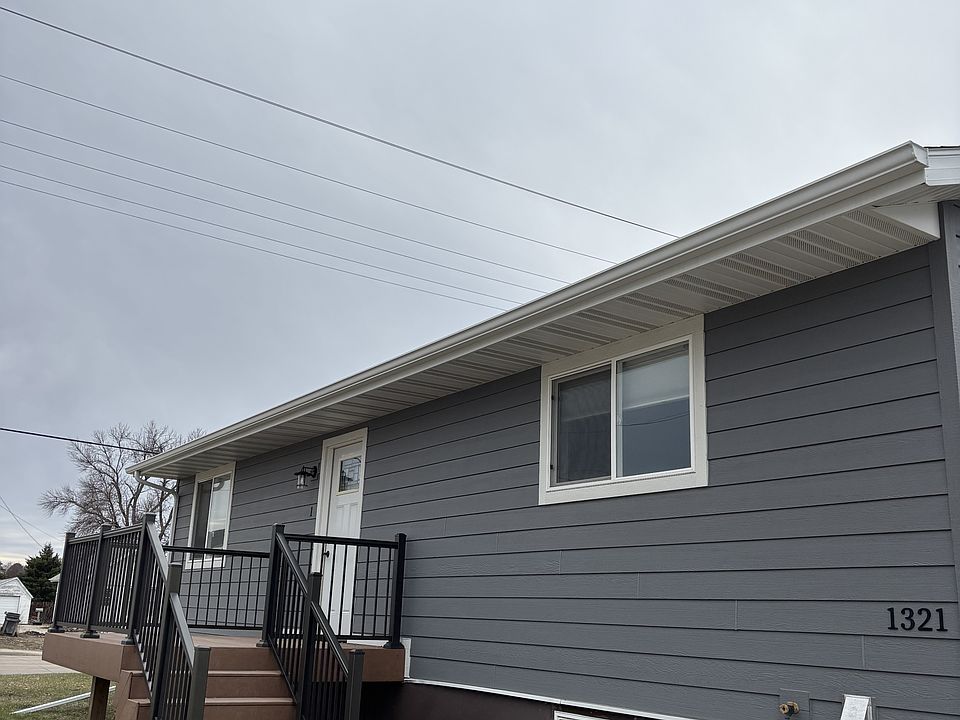 1st image of 1321 8th Ave NE #1