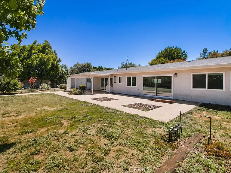 22841 Calvert St — Photo 10