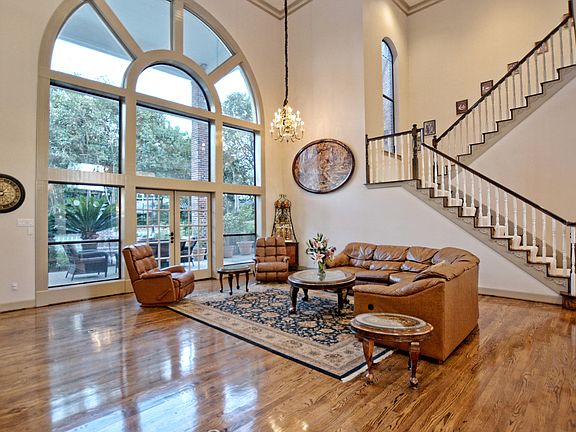 5th image of 22 Galleria Dr