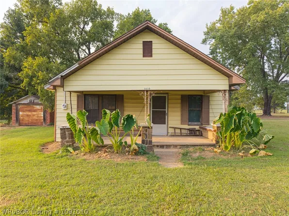 1610 E Main St, Lavaca, AR 72941