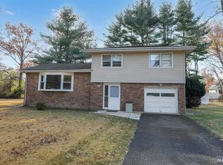 9 Edgewood Dr, Township Of Washington, NJ 07676