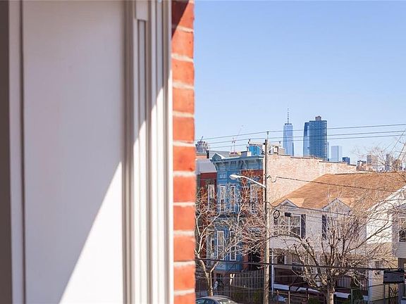 3rd image of 433 Pacific Avenue # Top Floor