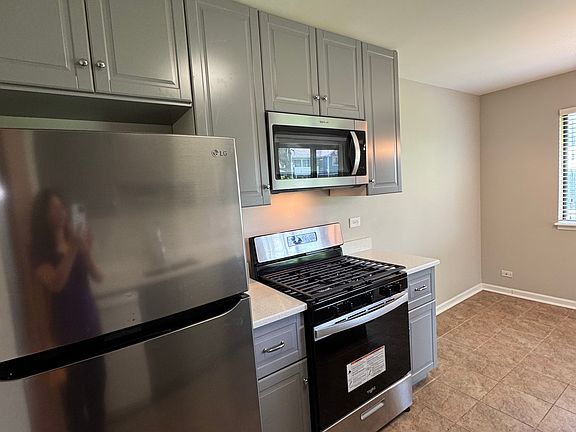 4th image of 225 Deerpath Ct