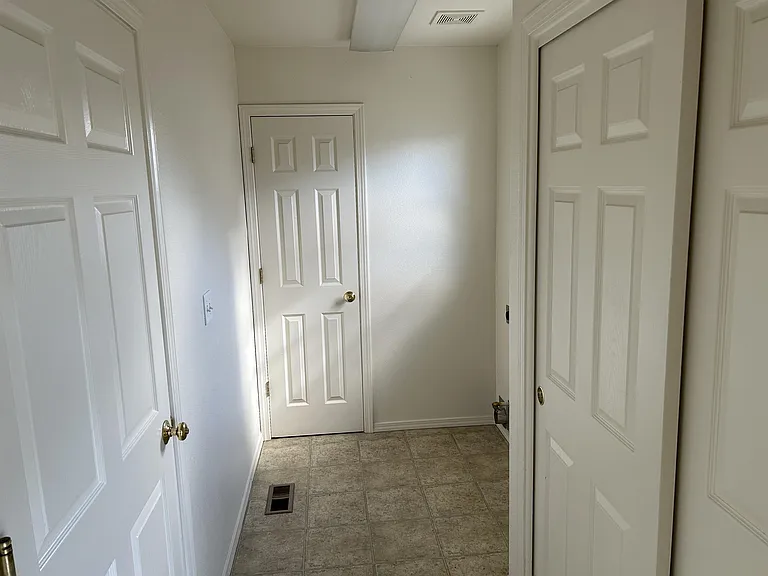 954 Woodhaven Dr — Photo 4