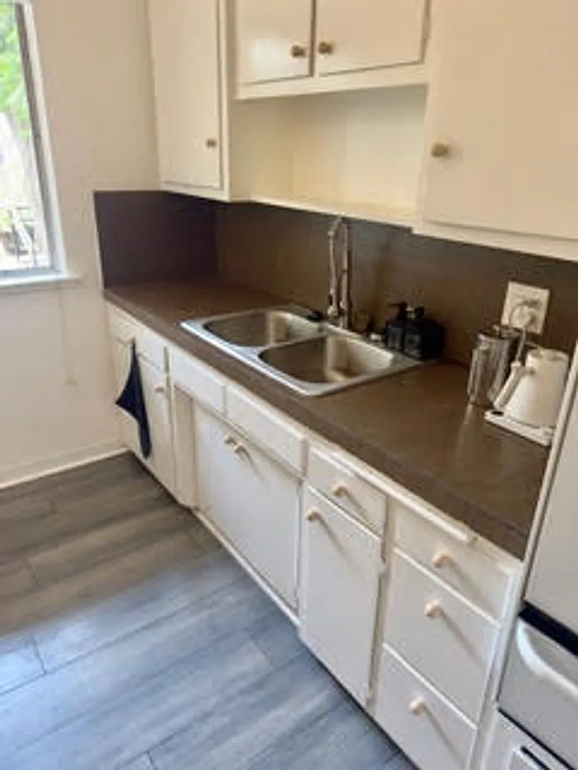 Building Photo - 8207 De Longpre Ave #6