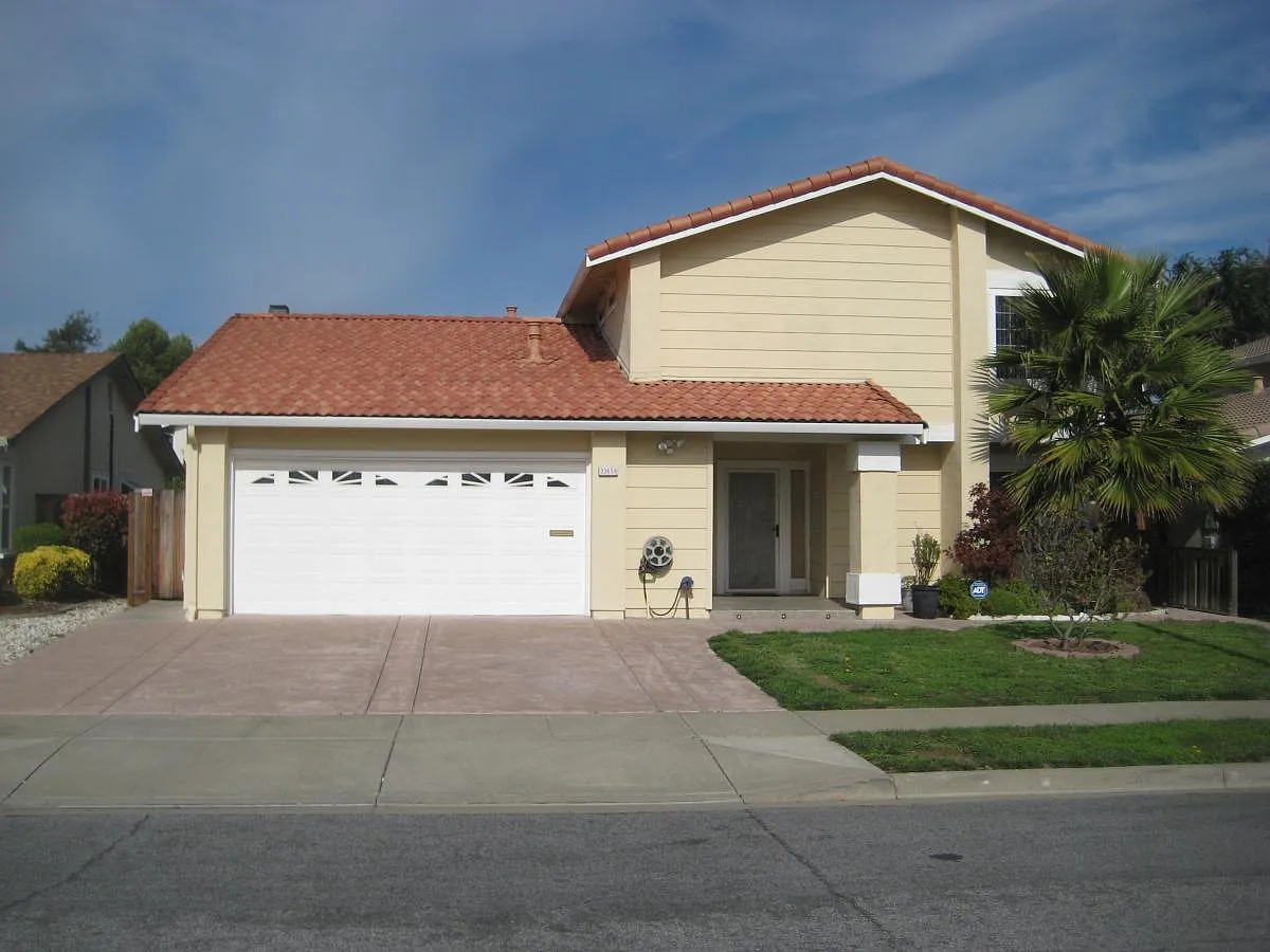 4 bed, 2.5 bath, 2052 sqft, $4,600 — Photo 2