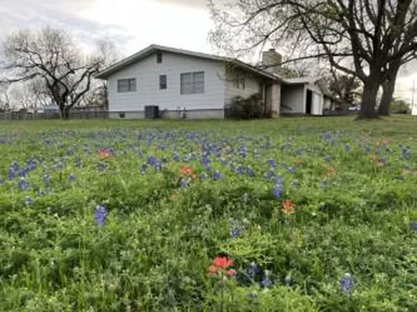 303 E Walnut St, Fredericksburg, TX 78624