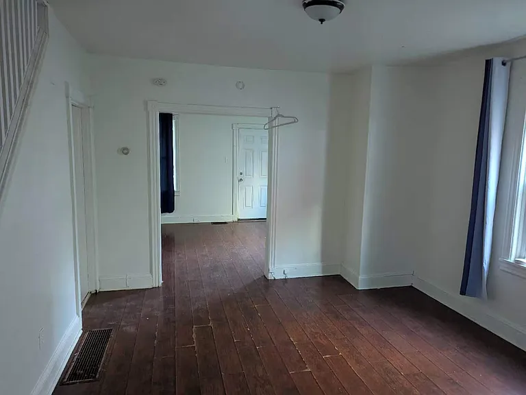 1174 Railroad St — Photo 4