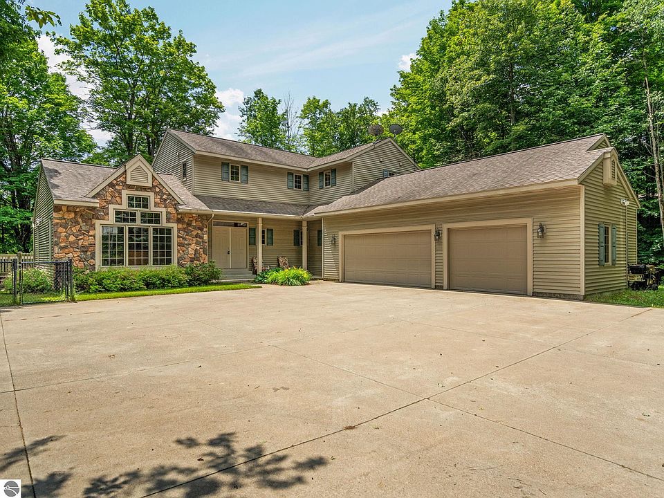 1st image of 15445 Holly Dr