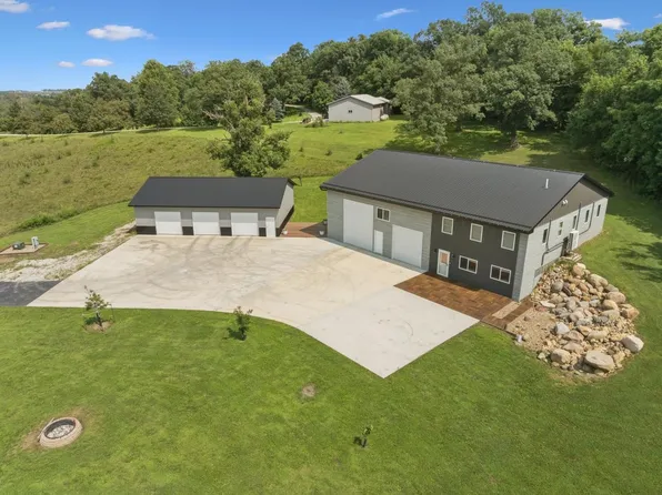 5710 32nd Ave, Center Point, IA 52213