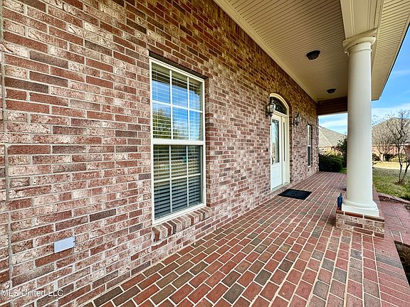 3rd image of 109 Grande Oaks Dr