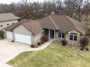 935 Oak Park Ct, Robins, IA 52328