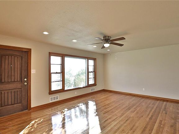 3rd image of 590 En 22nd St