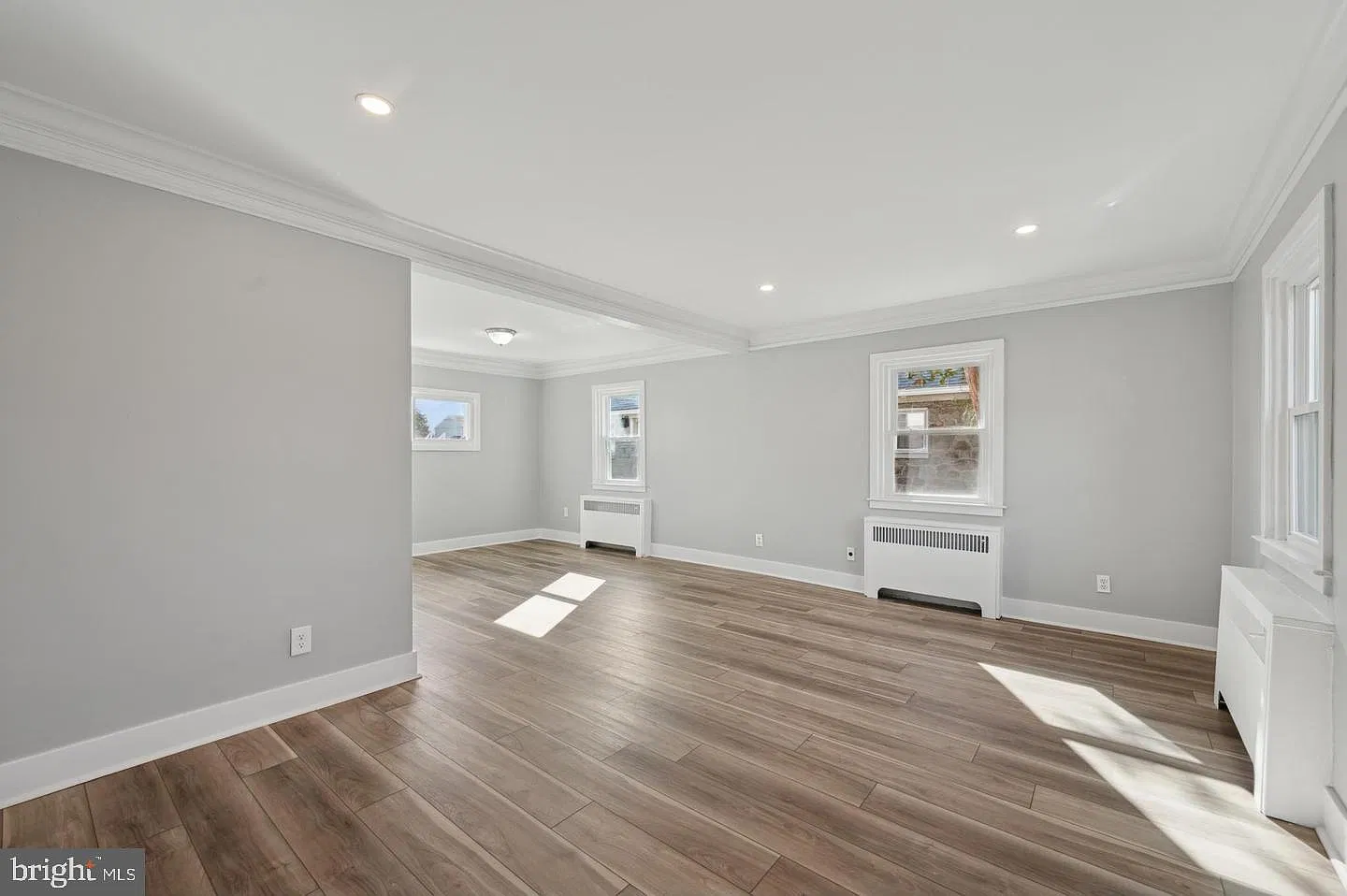 3 bed, 1.0 bath, 1208 sqft, $2,350 — Photo 2