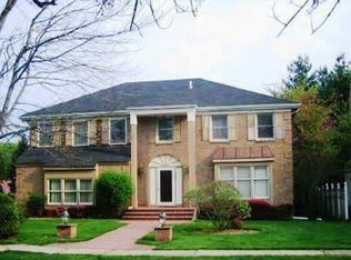 3 Sunset Rd N, Albertson, NY 11507