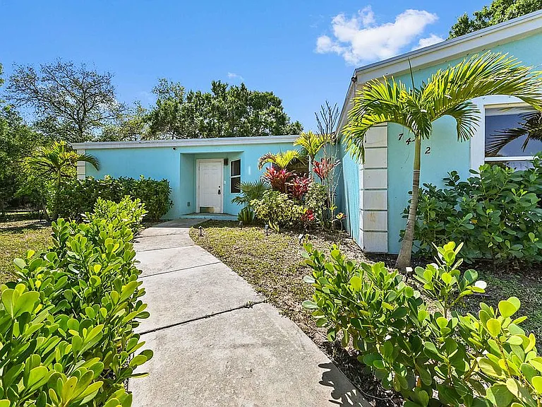 7492 SW 40th Ter — Photo 1