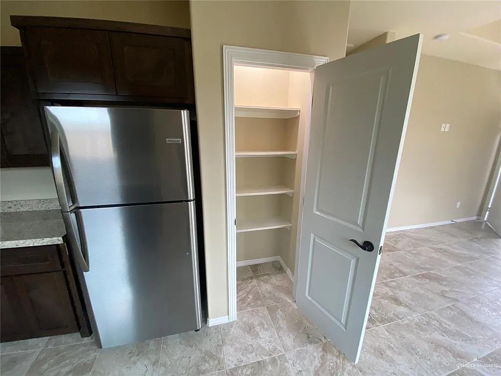 3 bed, 2.0 bath, 1010 sqft, $1,100 — Photo 4