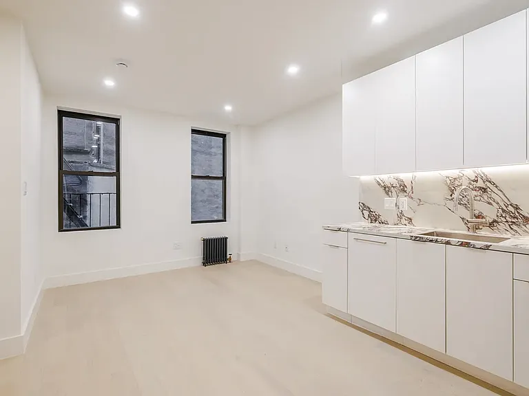300 W 21st St #41 — Photo 1