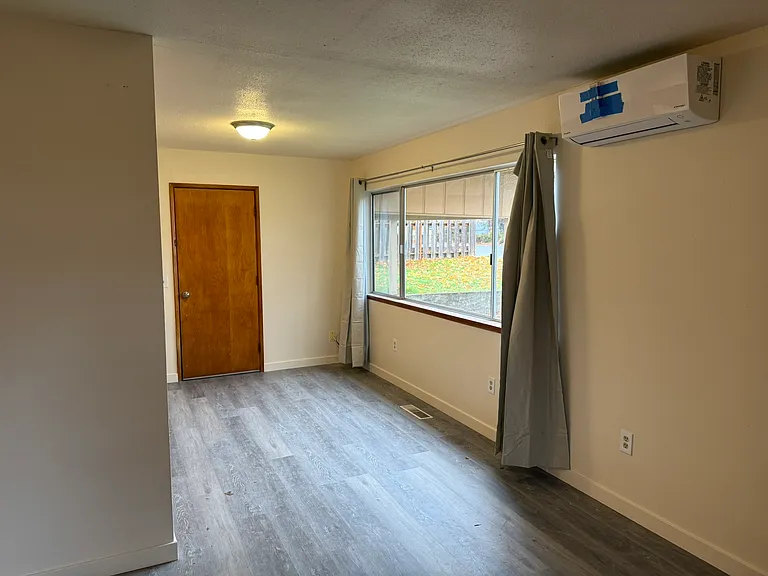 1337 SW Foundry St #B — Photo 2