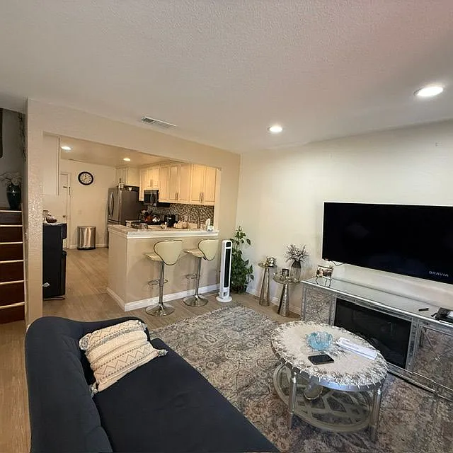 3 bed, 2.5 bath, 1688 sqft, $3,950 — Photo 3