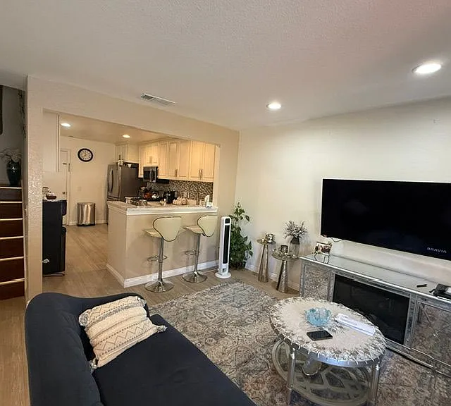 1074 Sumner Pl — Photo 3