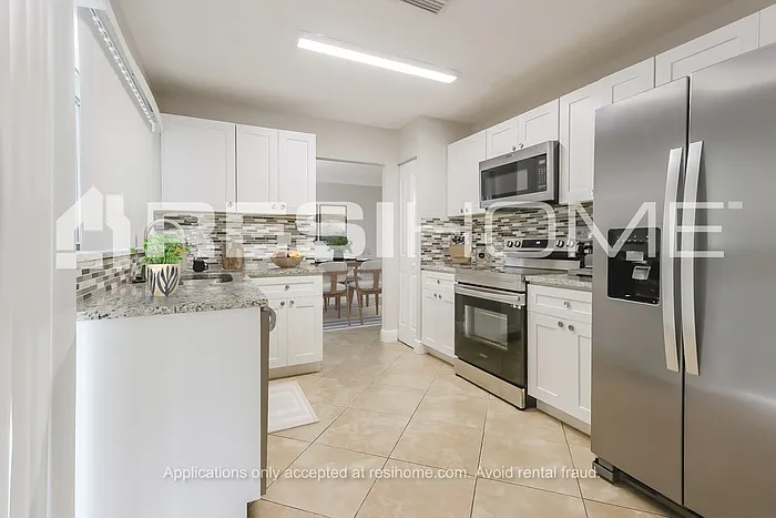 9940 Spanish Isles Dr — Photo 2