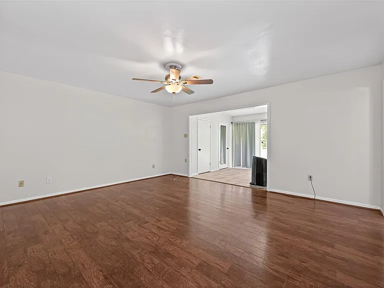 1701 Mistletoe Ln — Photo 23
