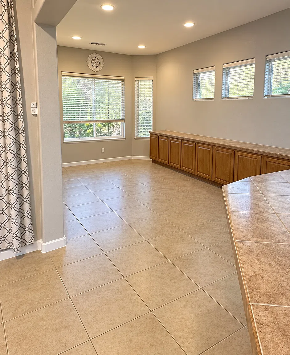 4 bed, 2479 sqft, $3,900 — Photo 4