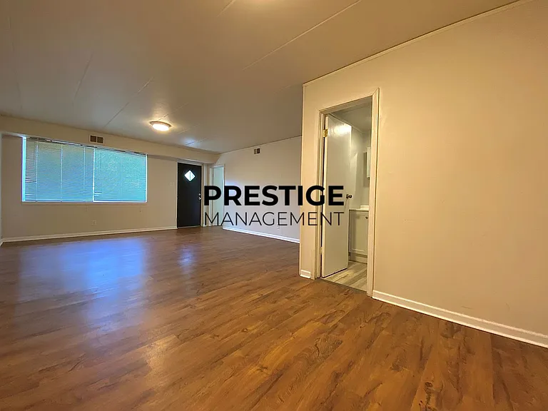 7101 Broadway — Photo 2