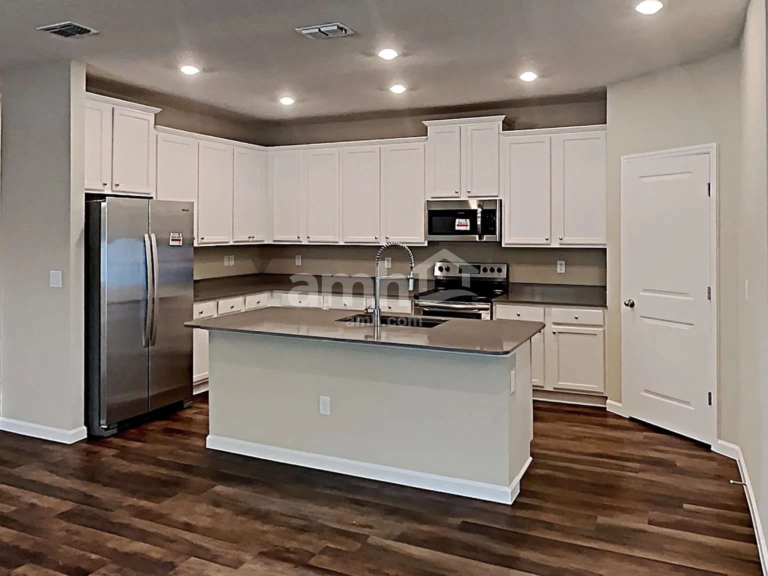 4 bed, 3.0 bath, 2028 sqft, $2,525 — Photo 4