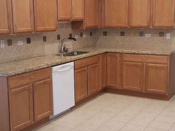 4th image of 130 Country Club Dr