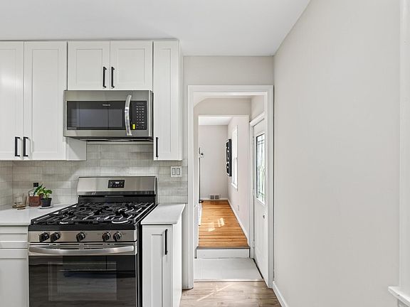 5th image of 1859 Hoyt Ave E