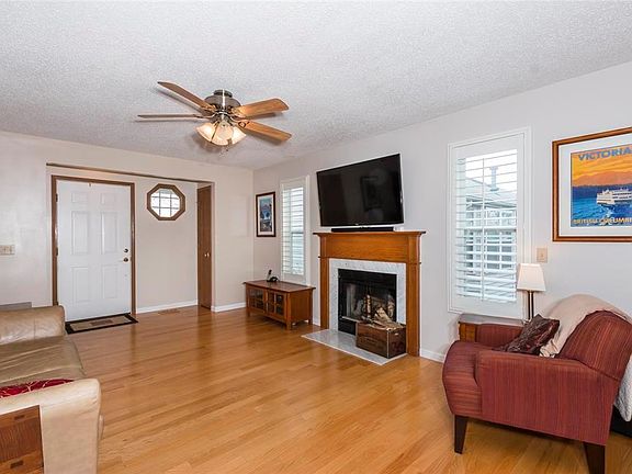 4th image of 244 Bracadale Ave
