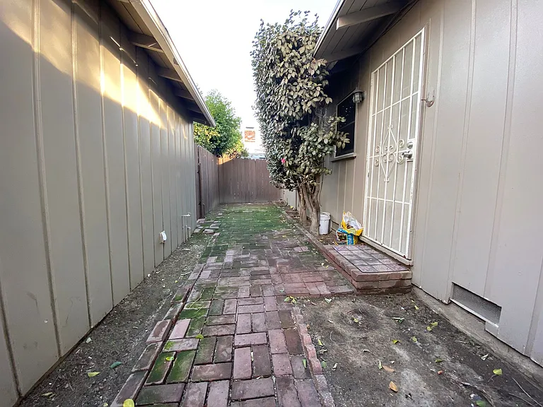 4845 1/2 Agnes Ave — Photo 16