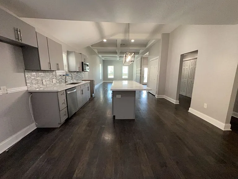 401 Walton St — Photo 9