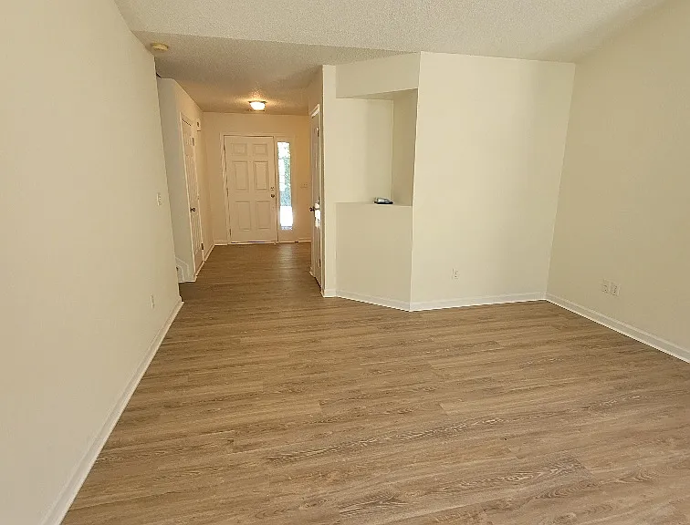 328 Highgate Cir — Photo 5