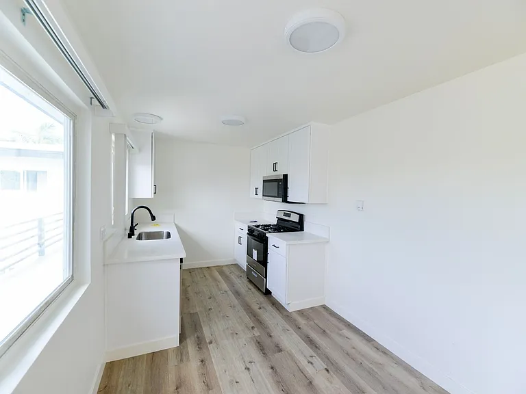 239/241 Avenida Pelayo — Photo 11