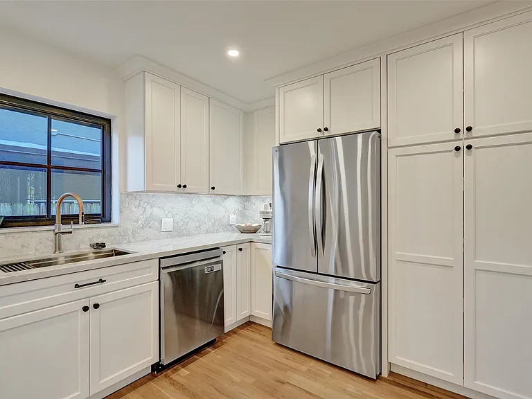 807 SW 18th St — Photo 3