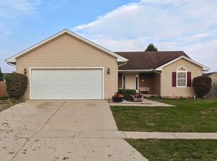 1003 N Possum Trl, Villa Grove, IL 61956