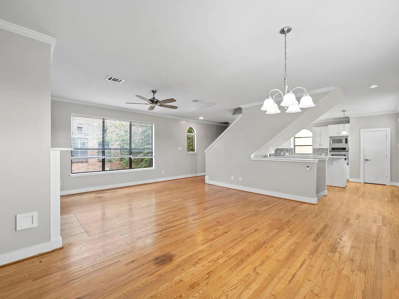 3 bed, 2.5 bath, 2116 sqft, $2,800 — Photo 3