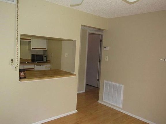 Eat in kitchen/nook area