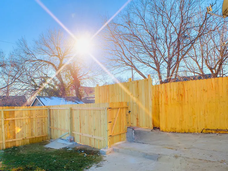 2240 E 17th Pl — Photo 24