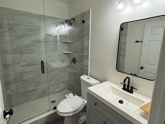 3rd image of 981 Hamlet Ct
