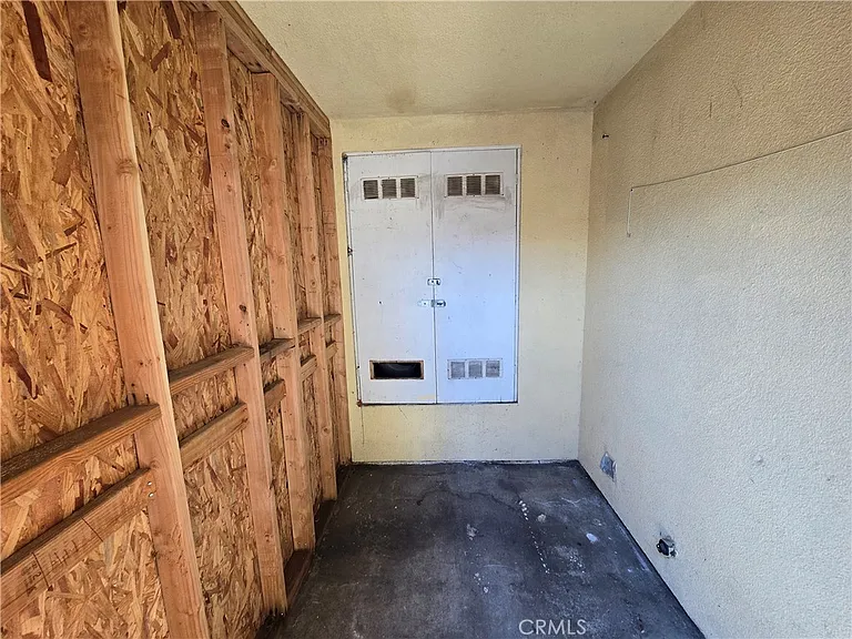 10218 S San Pedro St — Photo 15