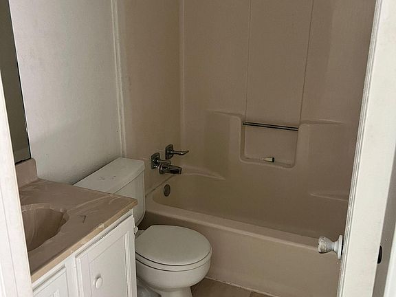 5th image of 824 Oak Grove Ln