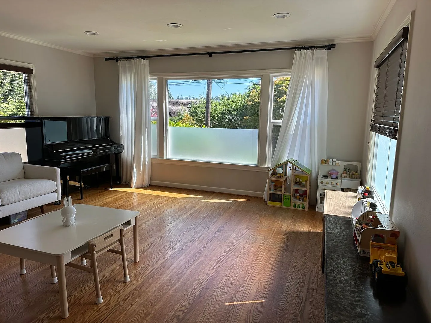 Charming & Remodeled 3 BD / 2 BA Home in Seattle's Bryant Neighborhood — Photo 3