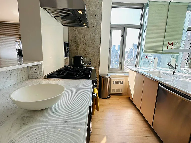 188 E 64th St #1506 — Photo 22