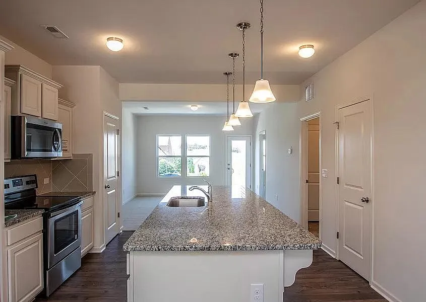 106 Brookshire Ln — Photo 4