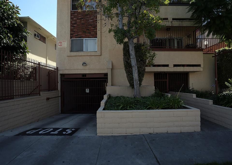 2nd image of 4926 Rosewood Ave APT 3